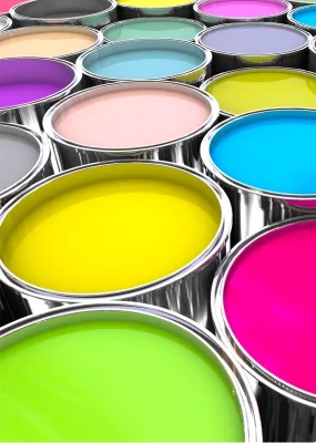 Dosen mit bunter Farbe bieten kreative Möglichkeiten für Renovierungs- und DIY-Projekte zu Hause.