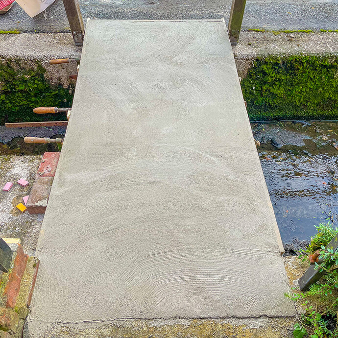 Fertig aufgetragener Gefällespachtel mit Strukturmuster zum Trocknen.