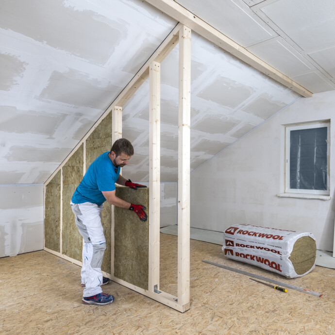 zugeschnittene Trennwandplatte in die Holzständerwand einsetzen