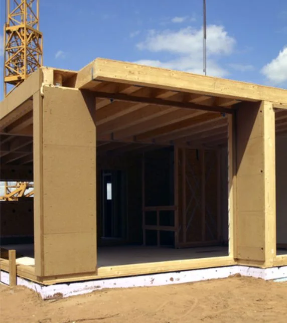 Holzrahmenbauweise für nachhaltiges Bauen: Offene Hauskonstruktion mit Dämmung für energieeffiziente Heimprojekte.