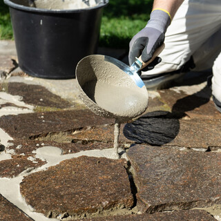 Natursteine und Terrassenplatten mit Pflasterfugenmörtel verfugen
