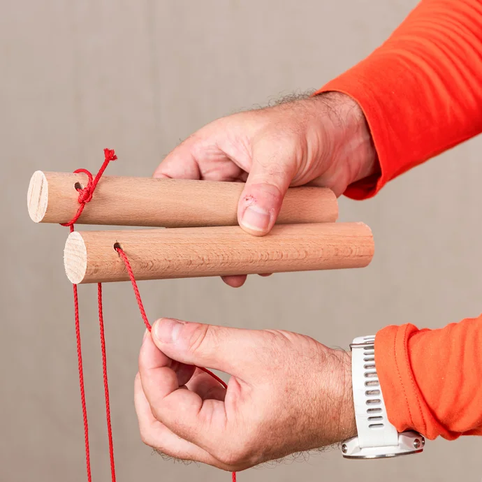 Mit einer Richtschnur kann überprüft werden, ob es Unebenheiten an der Wand gibt. Vorbereitung für die Innendämmung als vorgehängte Konstruktion mit Tragholz. Baumit Selbermachen - DIY Anleitung.