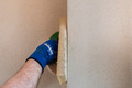 Der Baumit Kalkputz RK 39 außen wird an der Wand gefilzt.