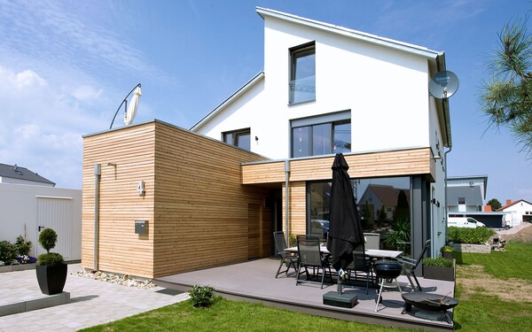Einfamilienhaus mit einer Kombination aus Holz und Putz als Fassade