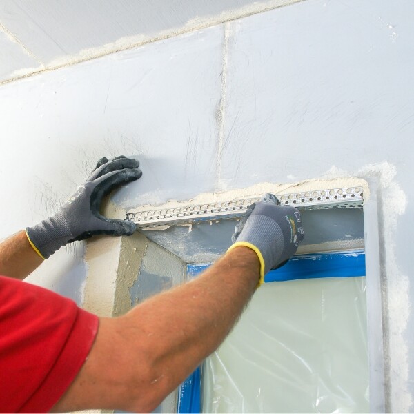 Kantenprofil an der Fensterlaibung der Kalziumsilikatplatte Klimaplatte anbringen