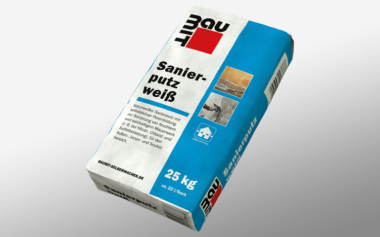 Produktfoto - Baumit Sanierputz weiß im baluen 25 kg Sack auf grauem HIntergrund.