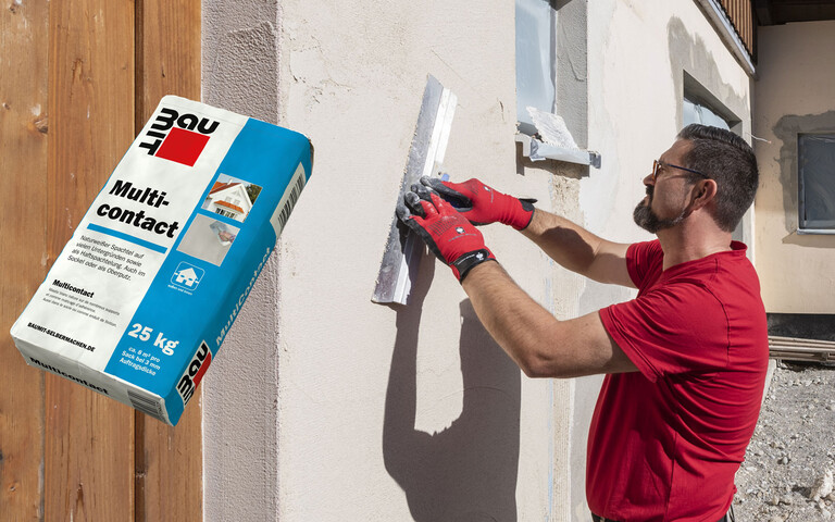 Mann glättet den Putz an der Fassade. Das Produktbild Baumit Multicontact im 25 kg Sack ist auf der linken Seite abgebildet.