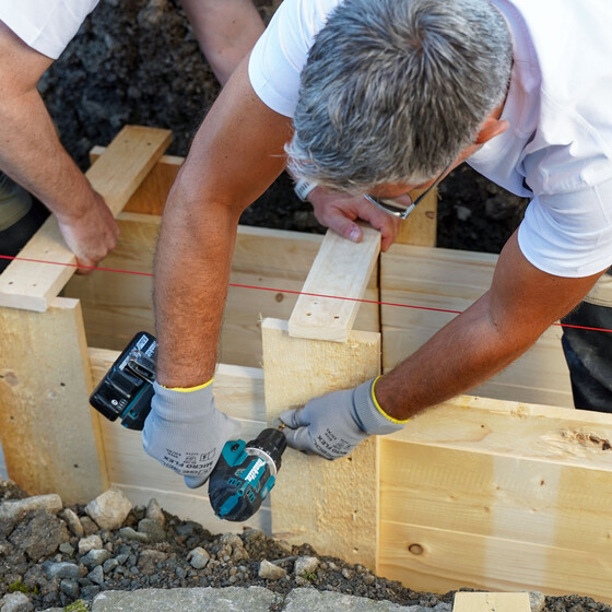 schalung-f-r-fundament-mit-schalungsbrettern-bauen-und-aufstellen