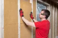 Die Holzfaser-Dämmplatte ist für Zwischensparren- und Gefachdämmung geeignet.