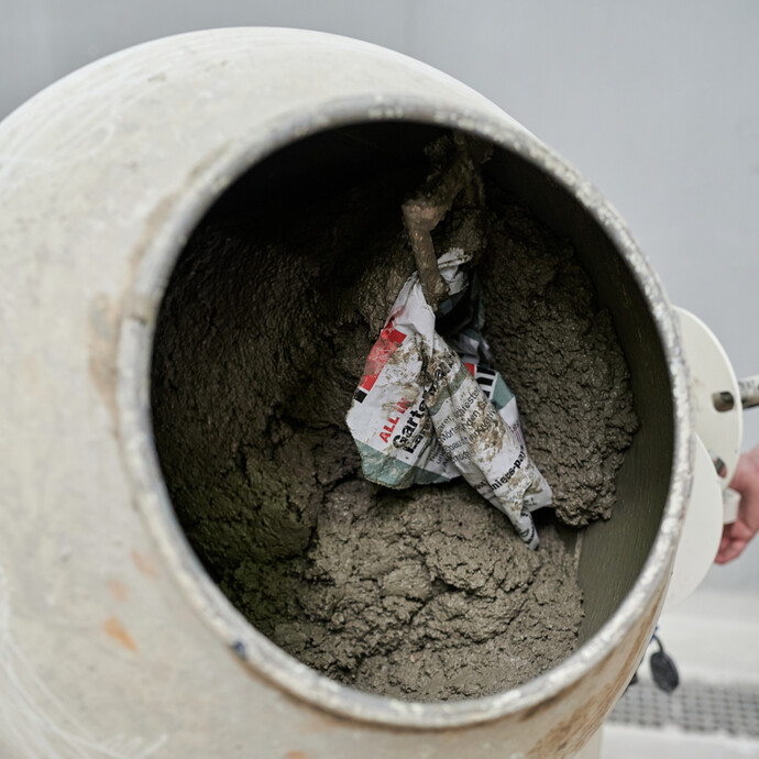 Anmischen vom Gartenbeton im Freifallmischer bzw. Betonmischer mit Sack ALL IN