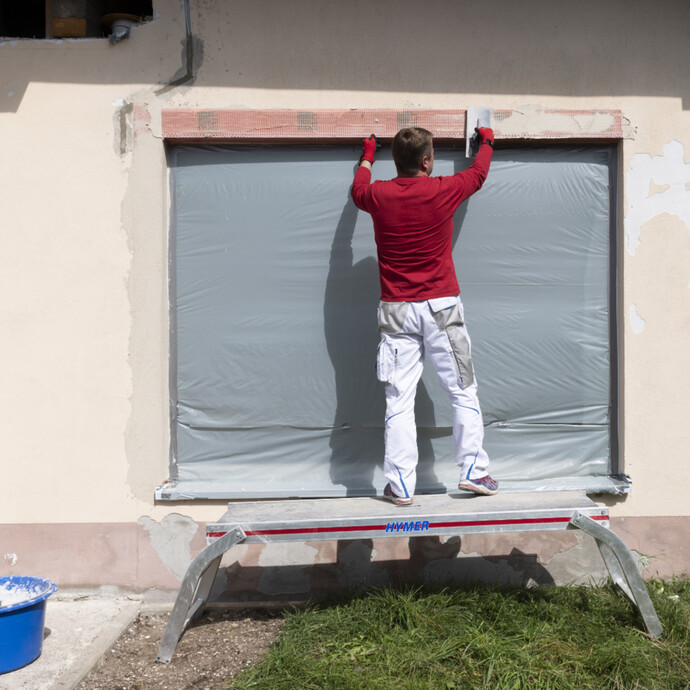 Gewebeeckwinkel im Sturzbereich des Fensters in frischen Armierungsmörtel setzen