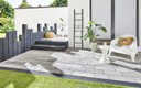 Moderne Terrasse grauen, hellen Steinplatten und Palisaden in Anthrazit.