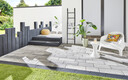 Moderne Terrasse grauen, hellen Steinplatten und Palisaden in Anthrazit.