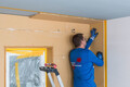 Der Anschlusskeil wird an die Wand geklebt.