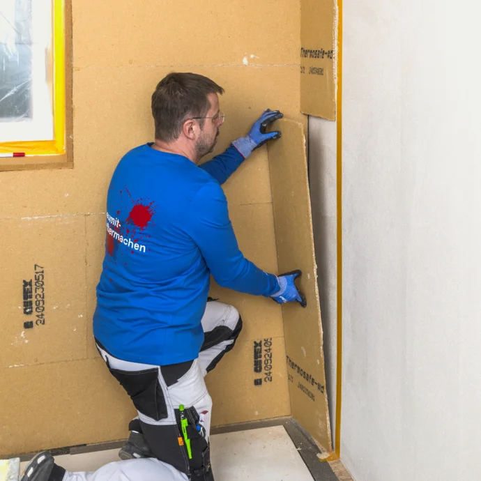 Heimwerker installiert Fermacell-Platten für Innenausbau, mit Baumit-Bekleidung, Schritt-für-Schritt-Anleitung für Trockenbauprojekte.