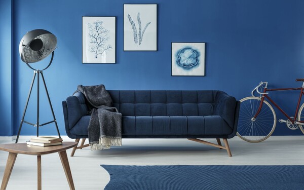 Raumgestaltung mit blauer Wandfarbe. Fassaden- und Raumelemente mit Blautönen wirken kühl und geräumig. 
