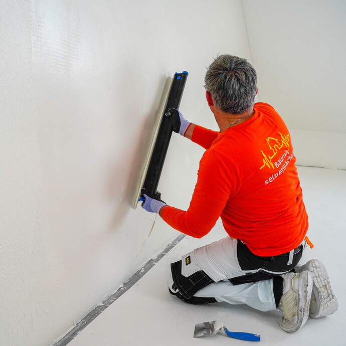 Die Wand wird mit dem Flächenspachtel Storch Flexogrip abgezogen.