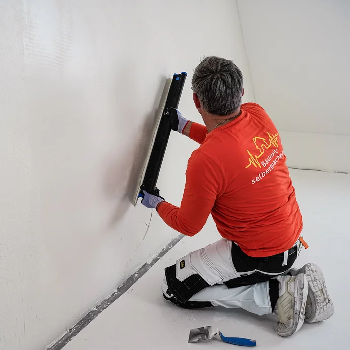 Die Wand wird mit dem Flächenspachtel Storch Flexogrip abgezogen.
