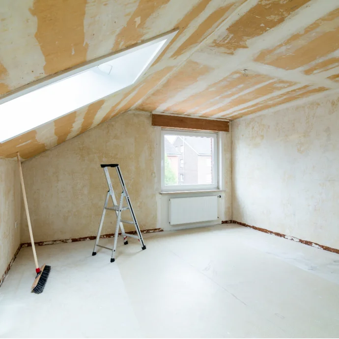 Zimmer und Wände vorbereitet vor dem Spachteln und Schleifen von Wänden