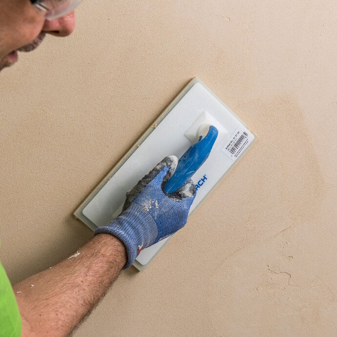 Heimwerker filzt Kalkspachtel mit Filzbrett ab – Baumit Selbermachen Anleitung.