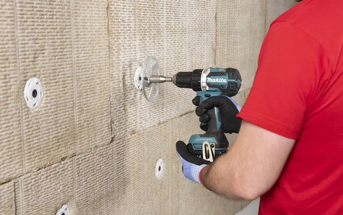 Der Thermotop Schraubdübel S1 wird nun in die Mineralwolle-Dämmplatte zur Befestigung geschraubt.