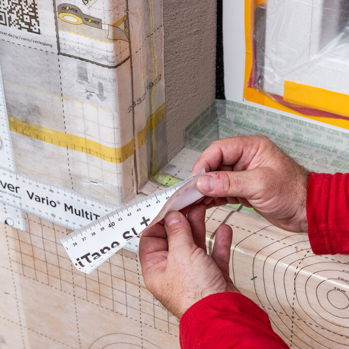 Das Klebeband Vario MultiTape SL+ wird in der Mitte geknickt. So kannst du die Dampfbremse korrekt im Eckbereich der Laibung einbauen.