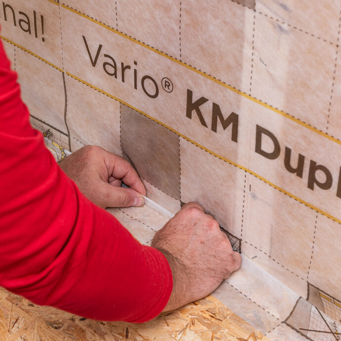 Entlastungsschlaufe wird an der Dampfbremse am Übergang zum Boden geformt, damit durch Spannungen im Gebäude die Dampfbremse nicht reißt.