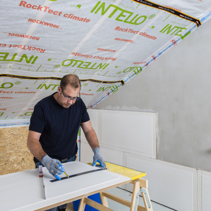 ermittelte Maße für den Fensterausschnitt aus dem Trockenputz auf die Platte übertragen