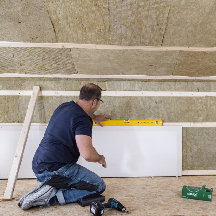 erste Reihe Klimaboard Holzfaserplatten sehr genau mit Wasserwaage horizontal ausrichten