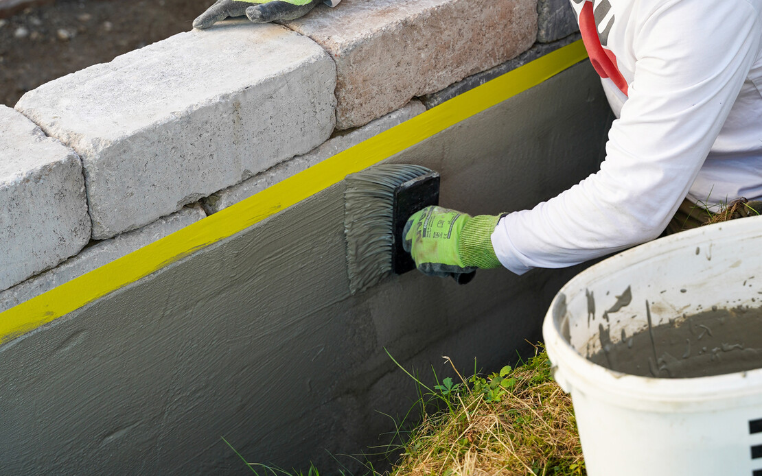 Die Au&szlig;enwand der Gartenmauer wird mit Dichtschl&auml;mme flexibel abgedichtet.