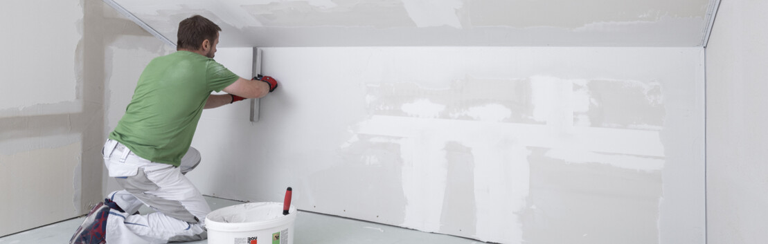 Spachtelmasse weiß auf die fertig verfugte Klimaboard Trockenbau-Platte an der Wand flächig spachteln