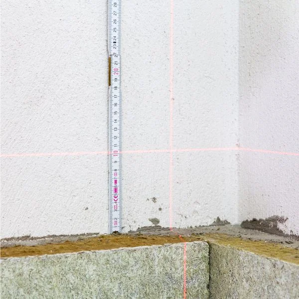 Laser zur genauen Nivellierung von Wänden verwenden; Anleitung auf Baumit für Heimwerker zugänglich.