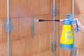 Die Haftgrundierung setzt das Saugverhalten des Untergrunds herab.