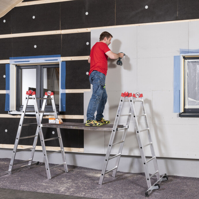Hohe Arbeitssicherheit mit passender Steighilfe wie Arbeitsgerüst, Leiter oder Fassadengerüst bei den Dämmarbeiten an der Fassade