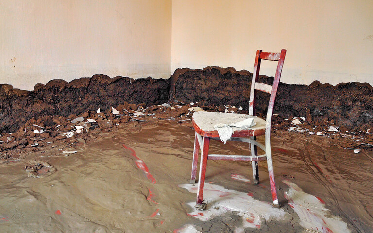 Der Raum im Haus ist nach dem Hochwasser beschädigt.