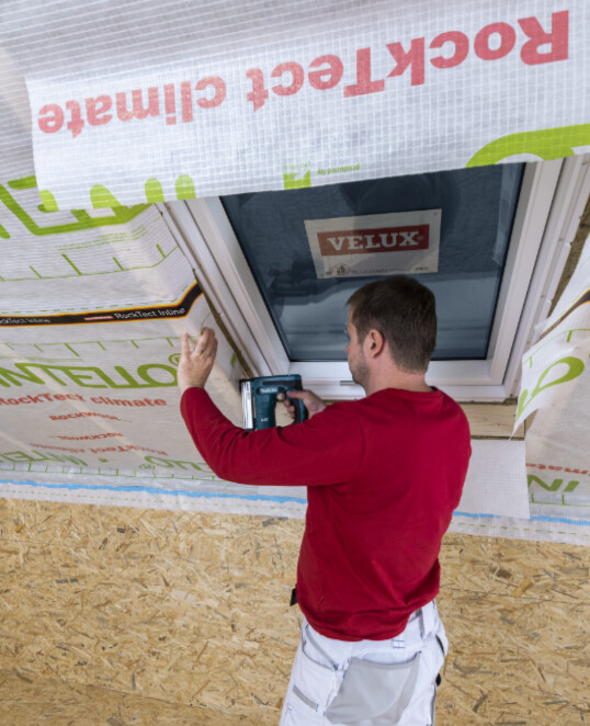 Velux Dachflächenfenster mit Dachsperrschürze an die Dampfbremsfolie anschließen