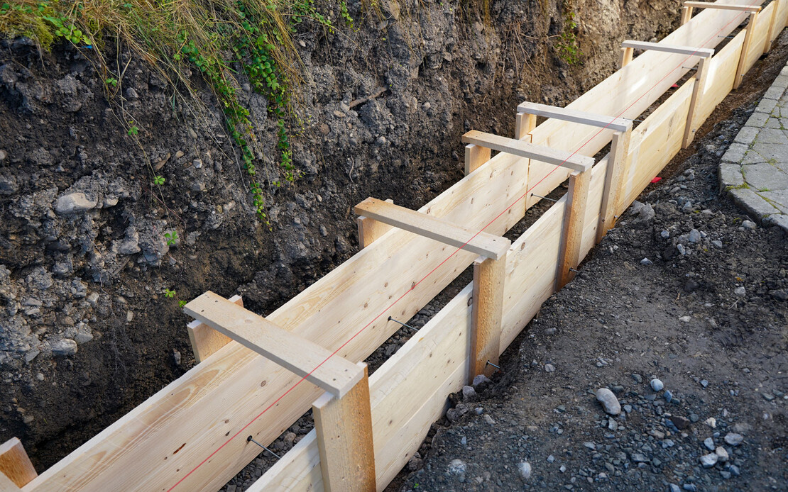 So sehen die fertig montierten Schalungselemente in der Baugrube aus.
