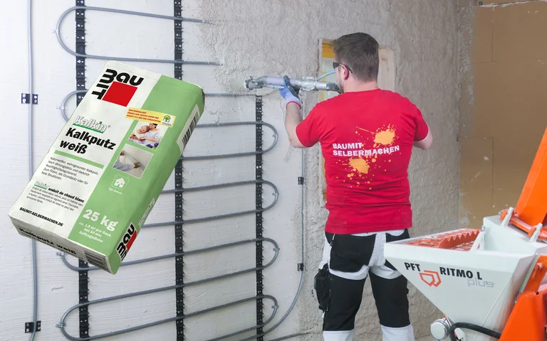 Heimwerker trägt mit Putzmaschine Baumit Kalkputz Weiß auf Wand mit Heizschlangen auf.