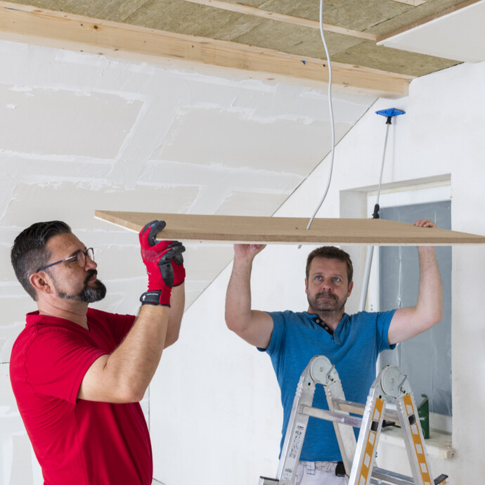 Kabel für Beleuchtung durch ein Loch in der Klimaboard Trockenbaudecke führen bevor die Platte an der Unterkonstruktion verschraubt wird