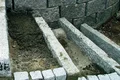 Steintreppe im Bau mit Granitstufen und Pflastersteinen in einem Gartenprojekt für Heimwerker.