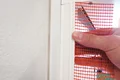 Anbringen von Armierungsgewebe an einer Wand für stabilen Putzauftrag; wichtiger Schritt bei Sanierungsprojekten.