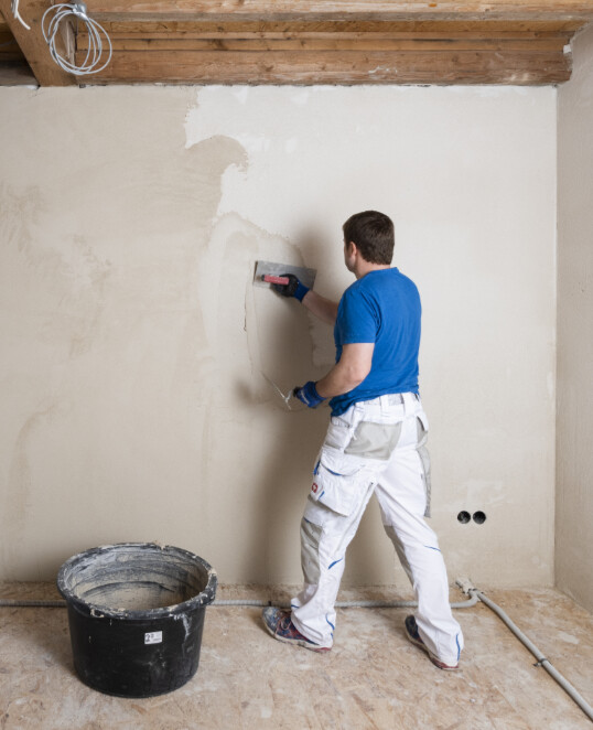 Zweite Lage Kalkputz innen an der Wand auftragen