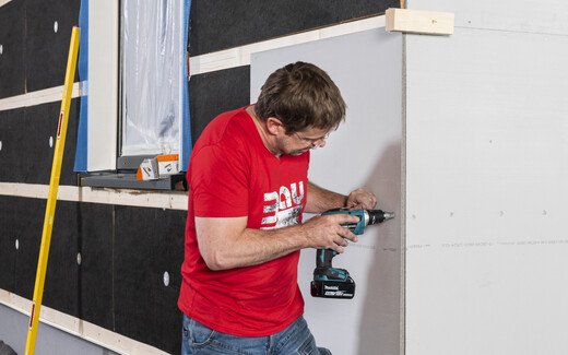 Zementplatte Powerpanel oder Aquapanel an einer Außenecke an der Fassade verschrauben