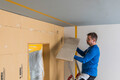 Der Anschlusskeil wird an die Decke geklebt.