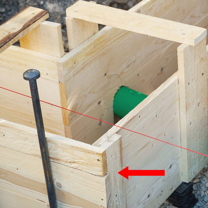 An Eckbereichen mit einem rechten Winkel werden zusätzliche Latten oder Bretter außenseitig an den Stoßbereich angeschraubt.