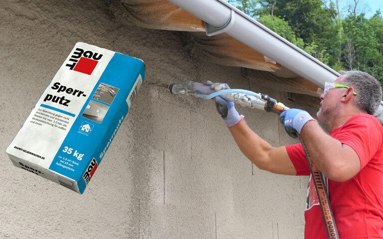 Handwerker verputzt Fassade mit Baumit Sperrputz. Das Prodduktbild vom Sperrputz ist im 25 kg Papiersack abgebildet.