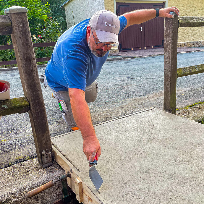 Kellenschnitt entlang der Holzschalung für saubere Betonkante.