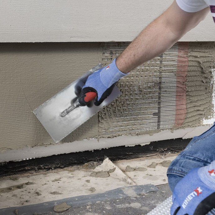 Armierungsmörtel auf Sockeldämmung eben abziehen