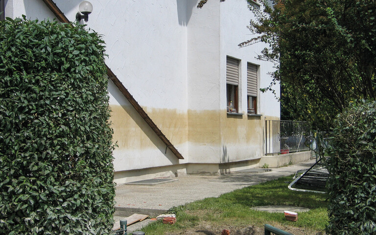 Das Mauerwerk ist nach dem Hochwasser feucht und salzbelastet. Die Fassade muss saniert werden.