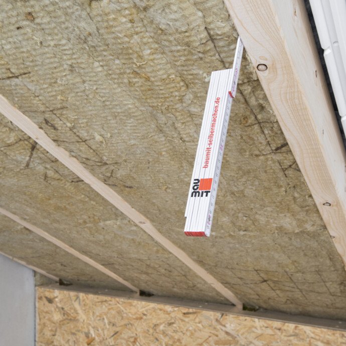 Klemmfilz muss ausreichend stark zwischen den Dachsparren verklemmt sein. Mit einem Meterstab kann man das prüfen